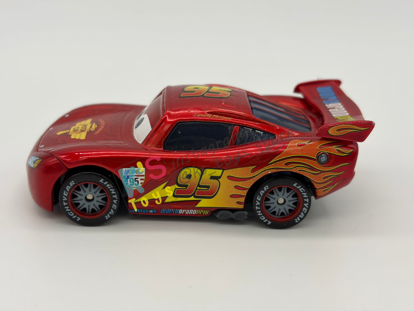 PRE-OWNED / LOOSE DISNEY PIXAR CARS 1:55 BY MATTEL - "CARS 2 LIGHTNING MCQUEEN, METALLIC FINISH" EXCLUSIVE TOYSRUS SPECIAL DECO - NEAR MINT CONDITION