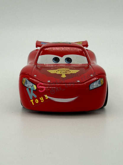 PRE-OWNED / LOOSE DISNEY PIXAR CARS - "FINISH LINE FRENZY LIGHTNING MCQUEEN GOLD" CARS 2 PLAYSET SERIES - NEAR MINT CONDITION - READ DESCRIPTION!!!!!!