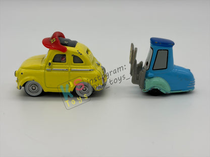 PRE-OWNED / LOOSE DISNEY PIXAR CARS BY MATTEL - "LUIGI & GUIDO FERRARI FANS" - CARS SUPERCHARGED SERIES - GOOD CONDITION BUT MISSING PART- READ DESCRIPTION!!!!!!!!!!!