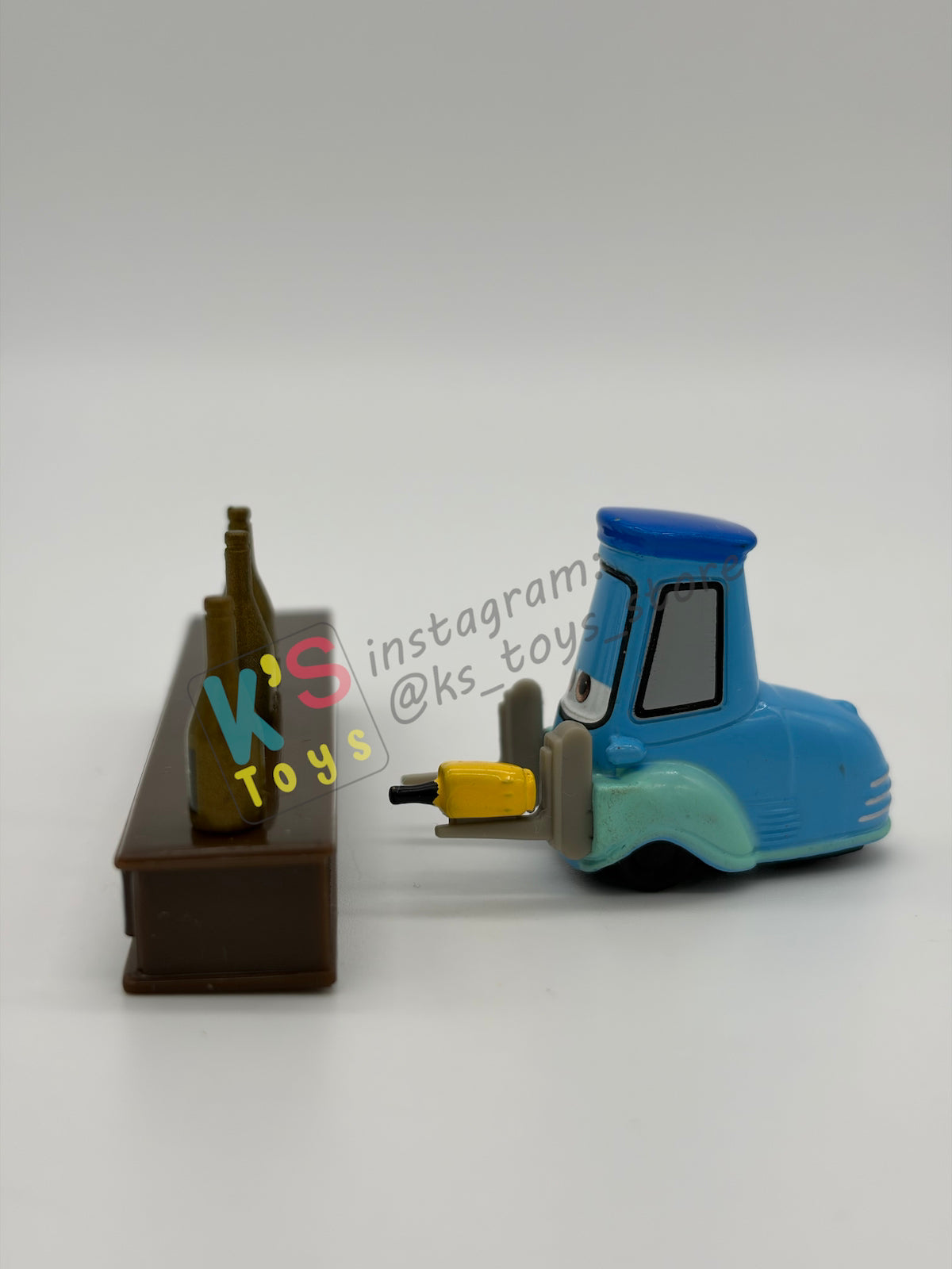 PRE-OWNED / LOOSE DISNEY PIXAR CARS 1:55 BY MATTEL - "WHEEL WELL GUIDO" CARS 2 MEL DORADO SHOW SERIES - NEAR MINT CONDITION (Copy)