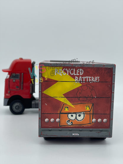 PRE-OWNED / LOOSE HAULER DISNEY PIXAR CARS BY MATTEL, PETERBILL / JERRY RECYCLED BATTERIES HAULER,  IN NEAR MINT CONDITION - PLEASE READ DESCRIPTION!!!!!!!!!!