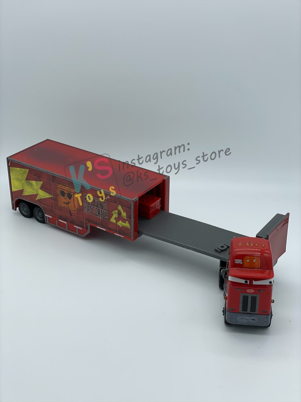 PRE-OWNED / LOOSE HAULER DISNEY PIXAR CARS BY MATTEL, PETERBILL / JERRY RECYCLED BATTERIES HAULER,  IN NEAR MINT CONDITION - PLEASE READ DESCRIPTION!!!!!!!!!!