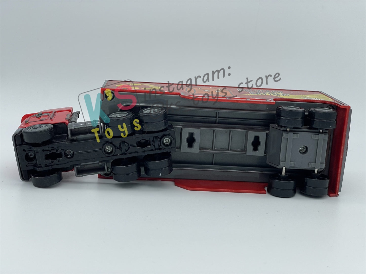 PRE-OWNED / LOOSE HAULER DISNEY PIXAR CARS BY MATTEL, PETERBILL / JERRY RECYCLED BATTERIES HAULER,  IN NEAR MINT CONDITION - PLEASE READ DESCRIPTION!!!!!!!!!!