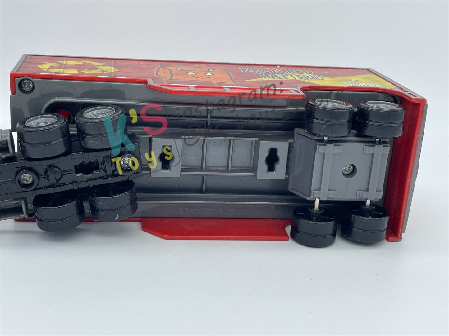 PRE-OWNED / LOOSE HAULER DISNEY PIXAR CARS BY MATTEL, PETERBILL / JERRY RECYCLED BATTERIES HAULER,  IN NEAR MINT CONDITION - PLEASE READ DESCRIPTION!!!!!!!!!!