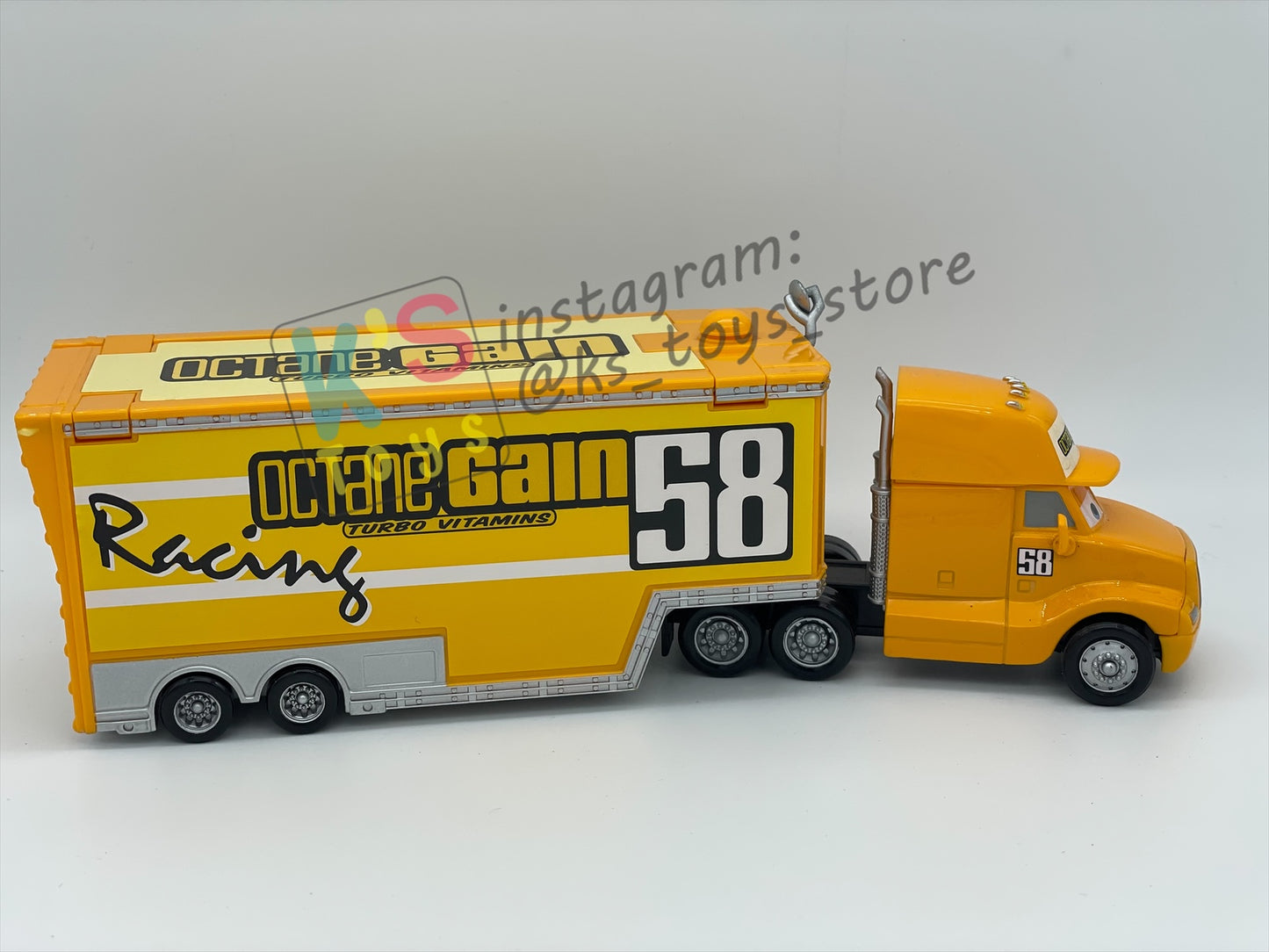 PRE-OWNED / LOOSE HAULER DISNEY PIXAR CARS BY MATTEL, MANNY / OCTANE GAIN HAULER,  IN NEAR MINT CONDITION - PLEASE READ DESCRIPTION!!!!!!!!!!