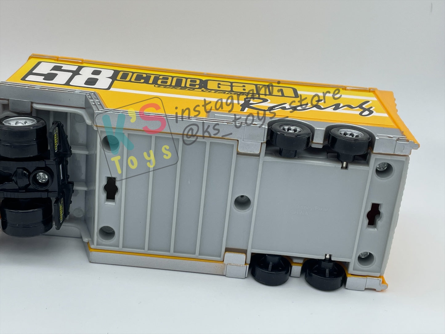 PRE-OWNED / LOOSE HAULER DISNEY PIXAR CARS BY MATTEL, MANNY / OCTANE GAIN HAULER,  IN NEAR MINT CONDITION - PLEASE READ DESCRIPTION!!!!!!!!!!