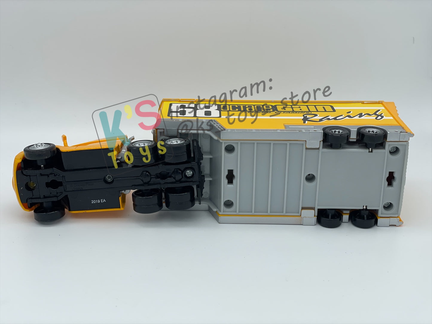 PRE-OWNED / LOOSE HAULER DISNEY PIXAR CARS BY MATTEL, MANNY / OCTANE GAIN HAULER,  IN NEAR MINT CONDITION - PLEASE READ DESCRIPTION!!!!!!!!!!