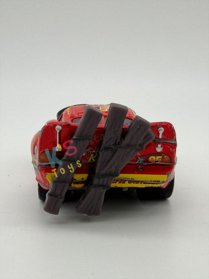 PRE-OWNED / LOOSE DISNEY PIXAR CARS - "SPINOUT LIGHTNING MCQUEEN" THE WORLD OF CARS SERIES - GOOD CONDITION - READ DESCRIPTION!!!!!!