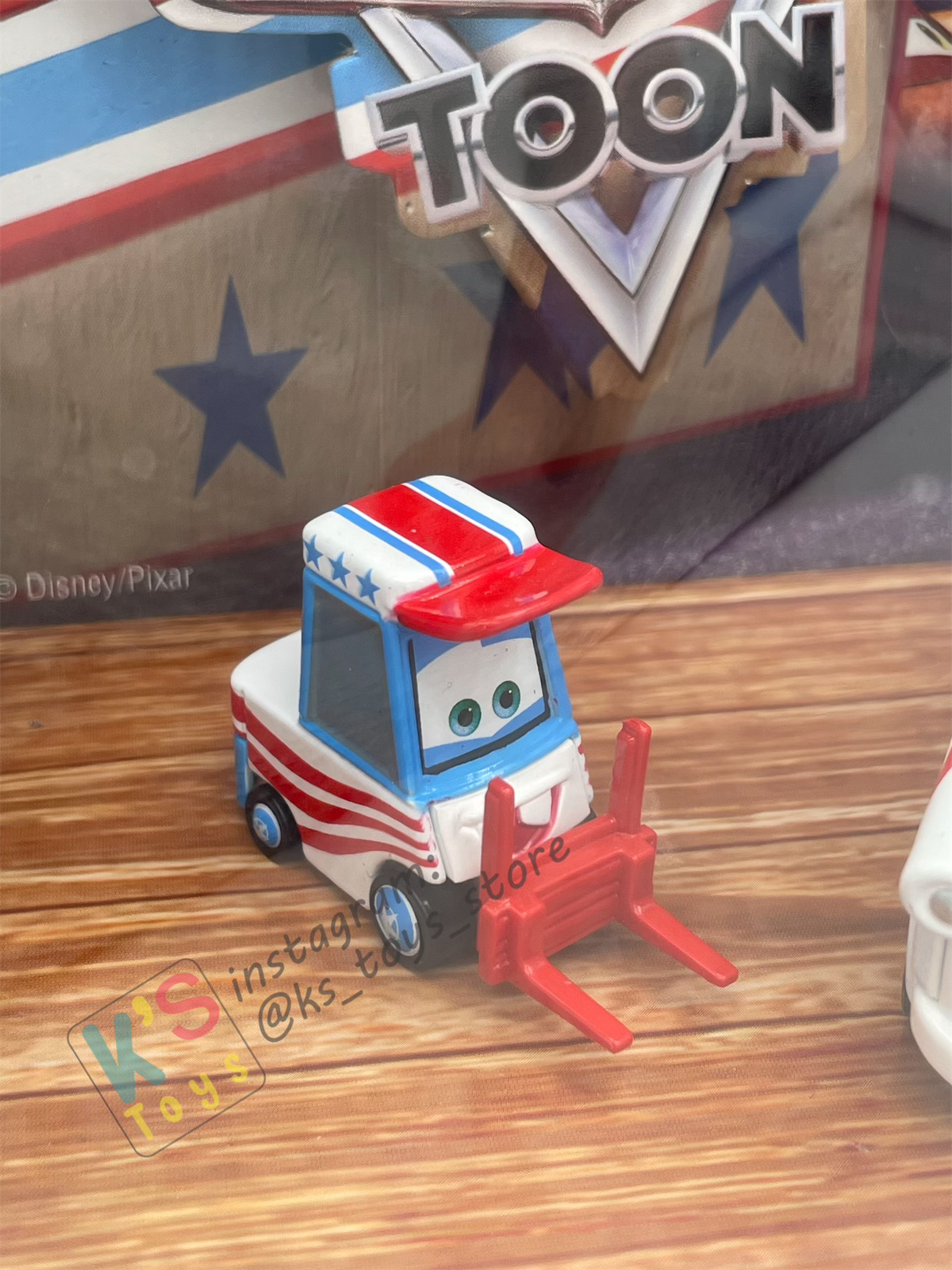 DISNEY PIXAR CARS - CARS TOON MATER THE GREATER 4-PACK GIFT SET - LUG, ROCKET MATER, MATER FAN MIA, MATER FAN TIA - BNIB