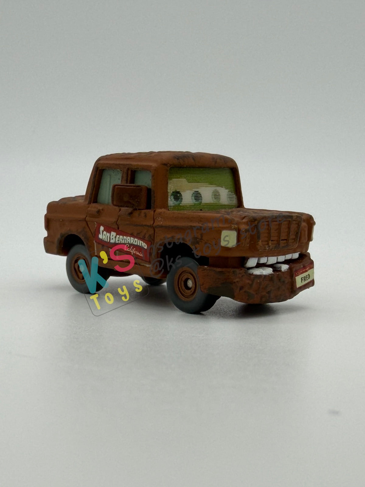 PRE-OWNED / LOOSE DISNEY PIXAR CARS 1:55 BY MATTEL - "FRED WITH FALLEN BUMPER (CHASE LENTICULAR)" CARS LENTICULAR EYES CHASE SERIES - NEAR MINT CONDITION