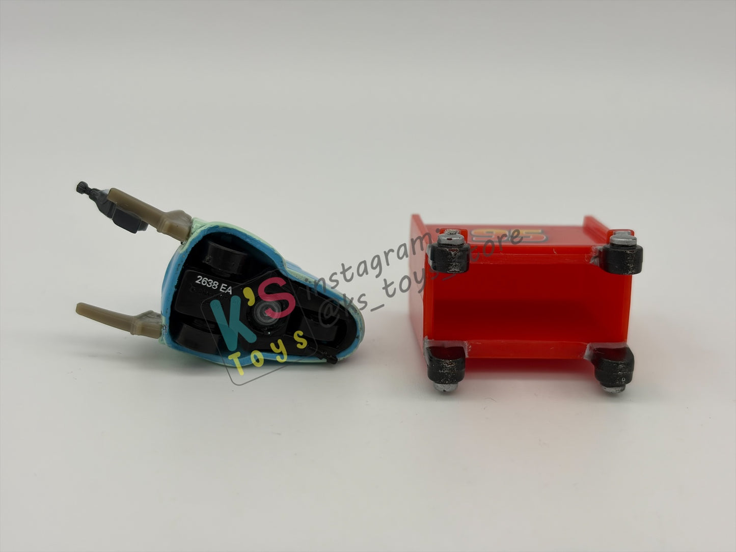 PRE-OWNED / LOOSE DISNEY PIXAR CARS - "PIT CREW MEMBER GUIDO" CARS SERIES - NEAR MINT CONDITION