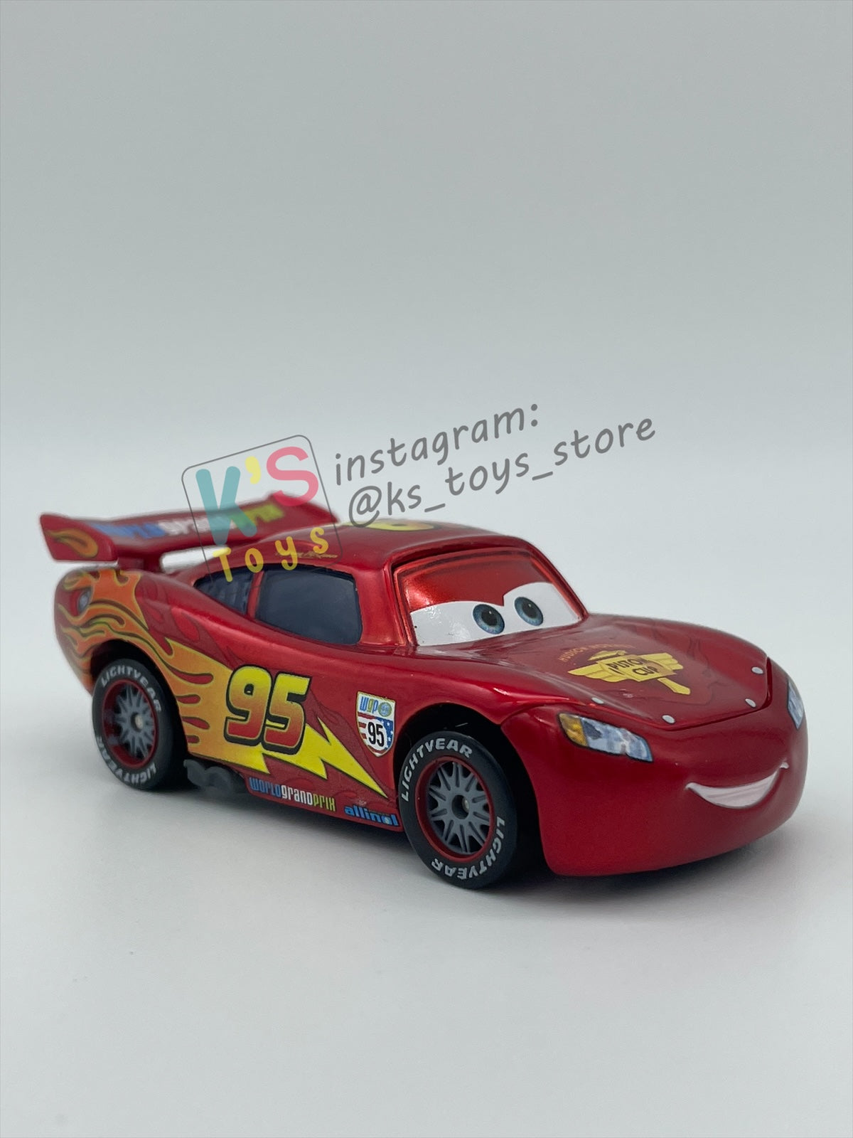 PRE-OWNED / LOOSE DISNEY PIXAR CARS 1:55 BY MATTEL - "CARS 2 LIGHTNING MCQUEEN, METALLIC FINISH" EXCLUSIVE TOYSRUS SPECIAL DECO - MINT CONDITION