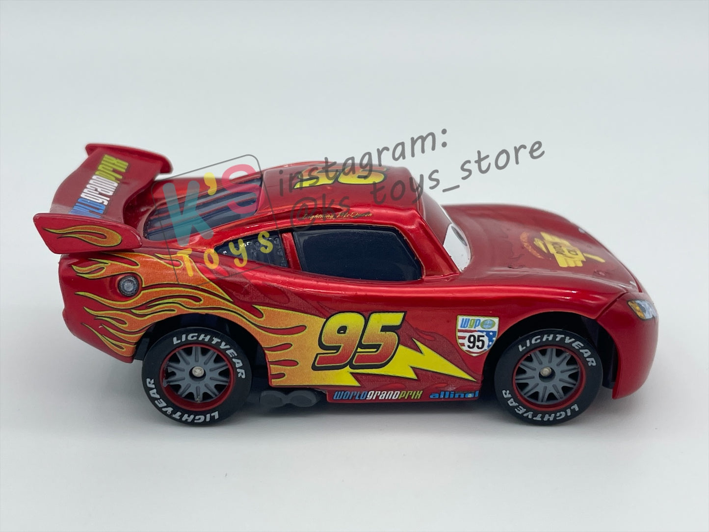 PRE-OWNED / LOOSE DISNEY PIXAR CARS 1:55 BY MATTEL - "CARS 2 LIGHTNING MCQUEEN, METALLIC FINISH" EXCLUSIVE TOYSRUS SPECIAL DECO - MINT CONDITION