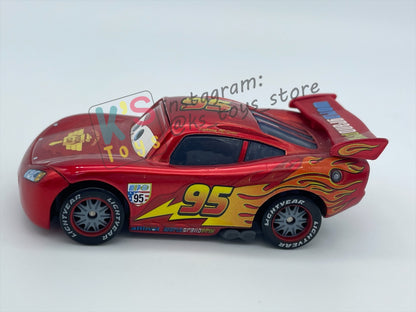 PRE-OWNED / LOOSE DISNEY PIXAR CARS 1:55 BY MATTEL - "CARS 2 LIGHTNING MCQUEEN, METALLIC FINISH" EXCLUSIVE TOYSRUS SPECIAL DECO - NEAR MINT CONDITION