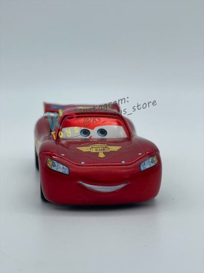 PRE-OWNED / LOOSE DISNEY PIXAR CARS 1:55 BY MATTEL - "CARS 2 LIGHTNING MCQUEEN, METALLIC FINISH" EXCLUSIVE TOYSRUS SPECIAL DECO - NEAR MINT CONDITION
