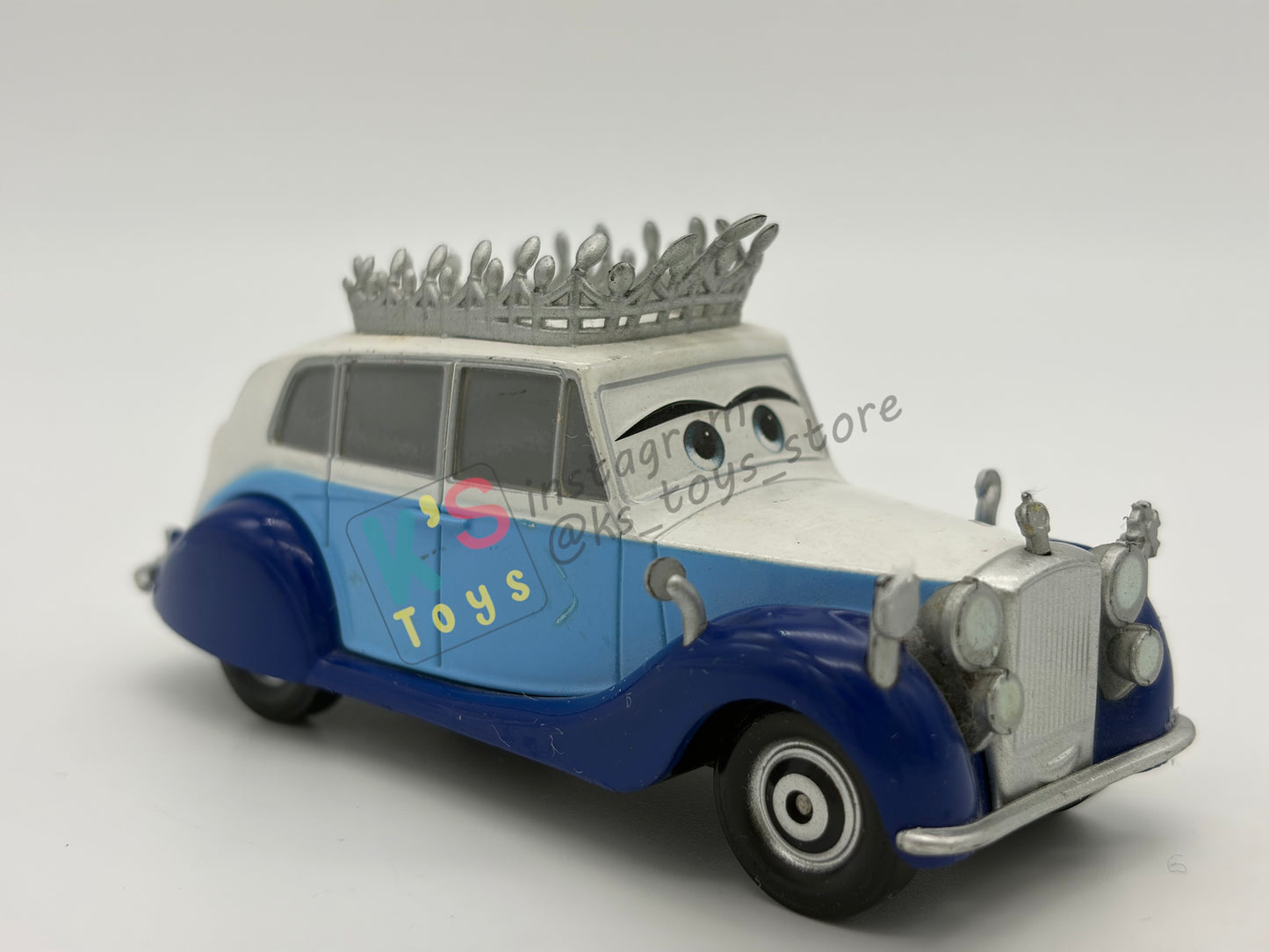 PRE-OWNED / LOOSE DISNEY STORE OF DISNEY PIXAR CARS 1:43 - THE QUEEN - CARS 2 LONDON CALLING GIFT PACK - NEAR MINT CONDITION