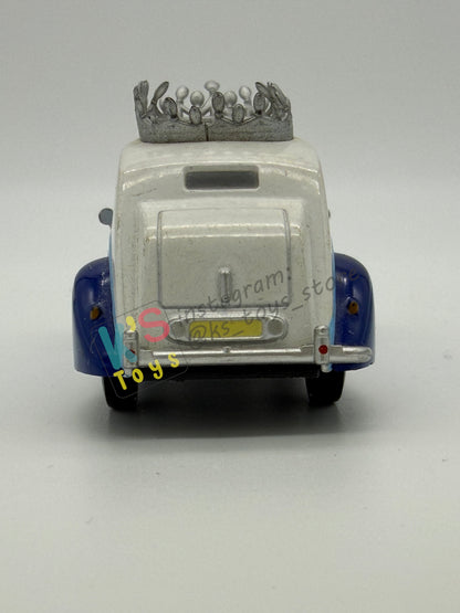 PRE-OWNED / LOOSE DISNEY STORE OF DISNEY PIXAR CARS 1:43 - THE QUEEN - CARS 2 LONDON CALLING GIFT PACK - NEAR MINT CONDITION