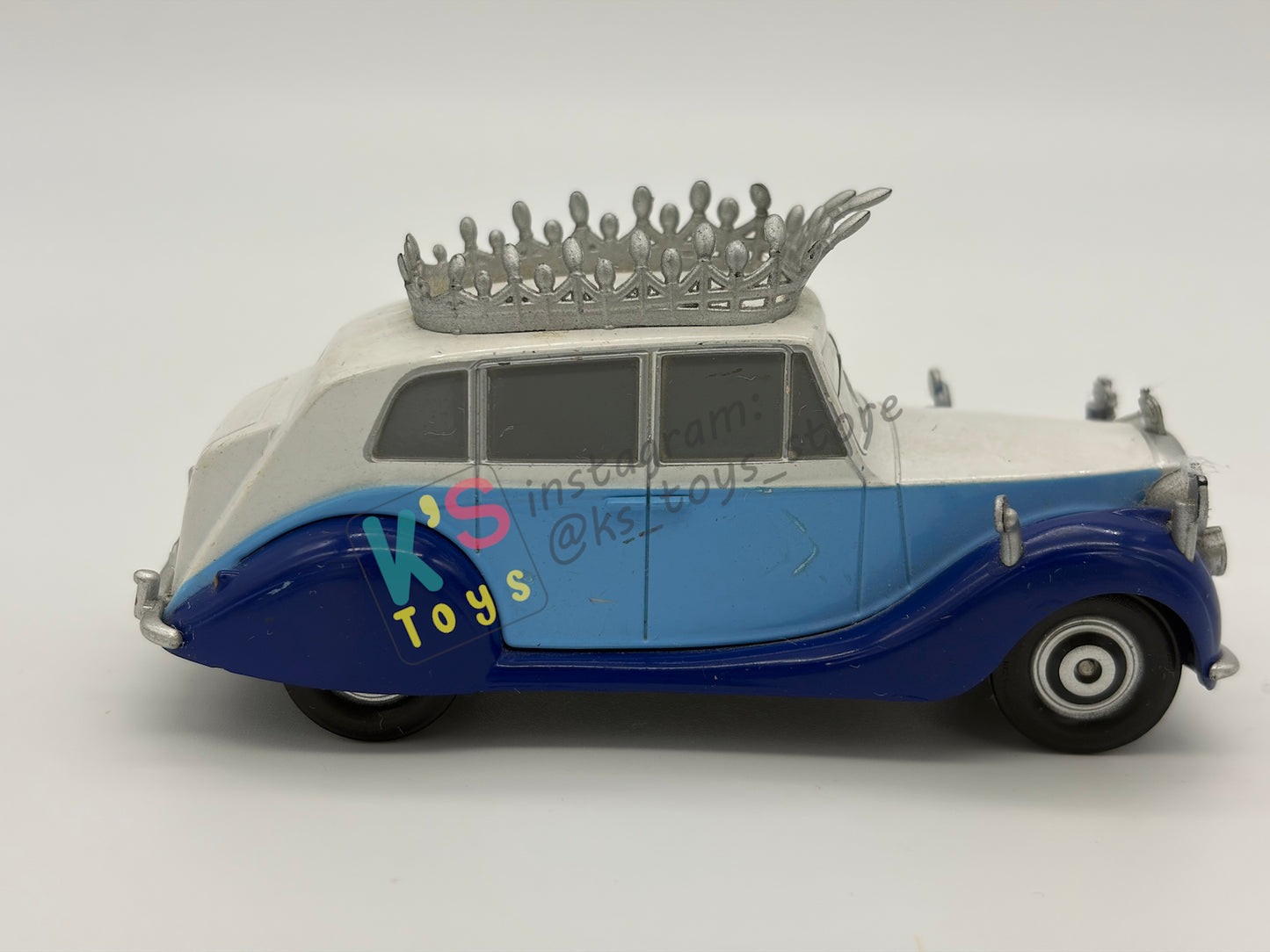 PRE-OWNED / LOOSE DISNEY STORE OF DISNEY PIXAR CARS 1:43 - THE QUEEN - CARS 2 LONDON CALLING GIFT PACK - NEAR MINT CONDITION