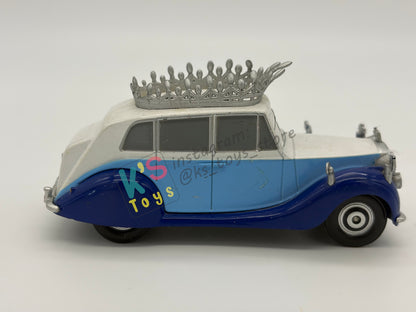 PRE-OWNED / LOOSE DISNEY STORE OF DISNEY PIXAR CARS 1:43 - THE QUEEN - CARS 2 LONDON CALLING GIFT PACK - NEAR MINT CONDITION